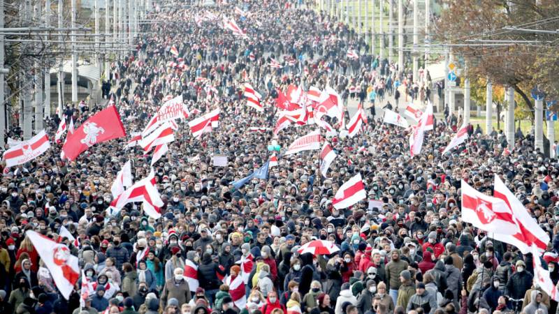 Belarusians prepare to march despite police threat to open fire