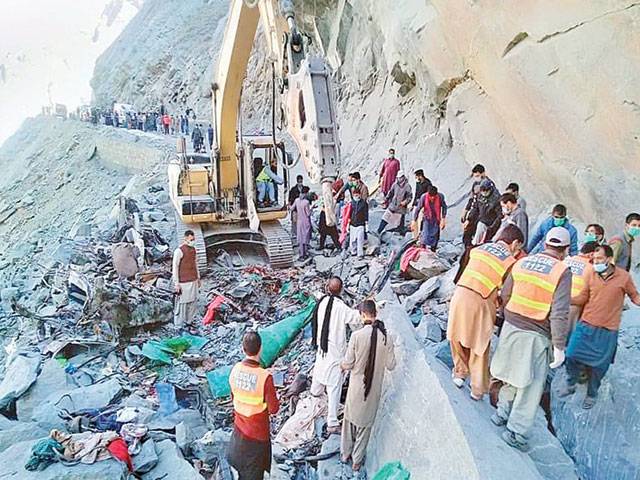 Four soldiers among 16 die in landslide 