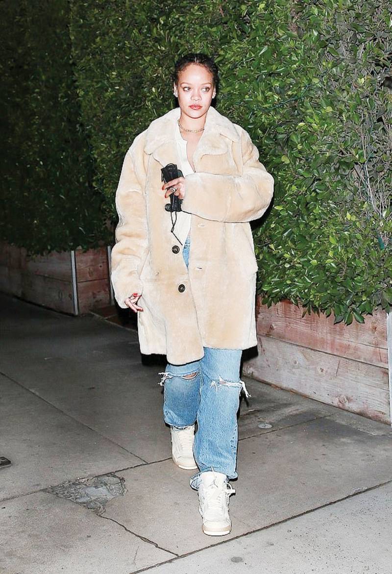 Rihanna steps out makeup-free for Italian dinner in LA
