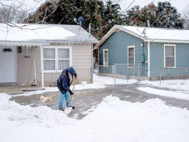 Deadly winter storm pushes into eastern US