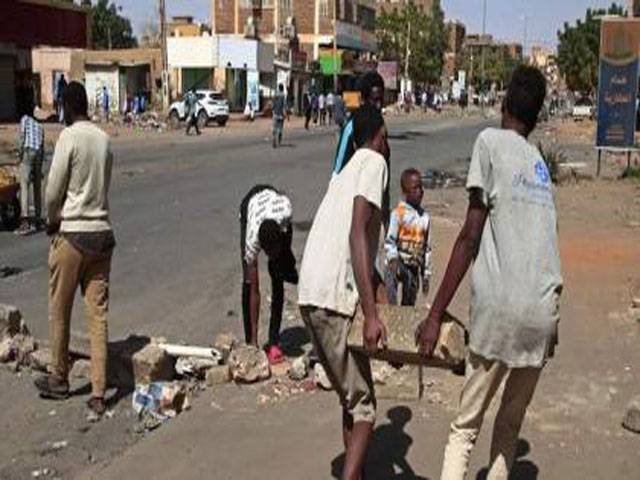 Sudanese barricade streets, close shops after 7 killed
