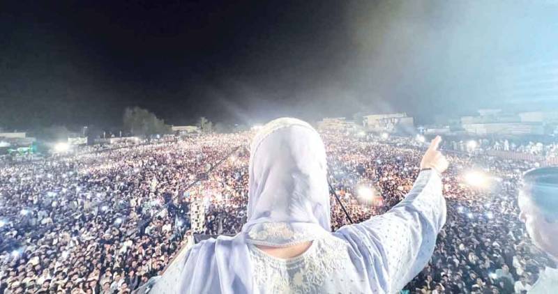PML-N, PTI show power as political temperature climbs up