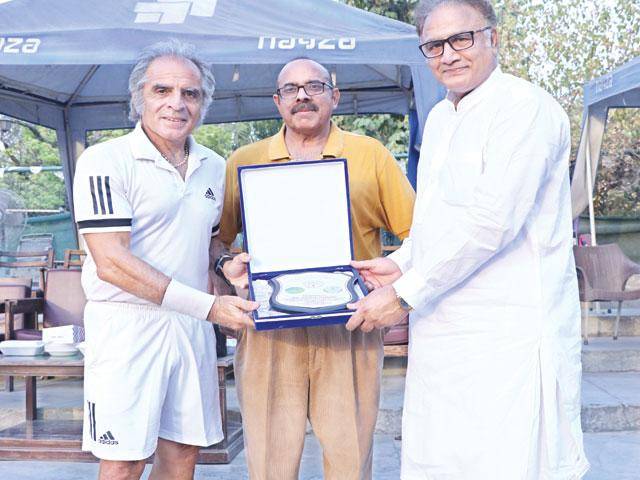 Former int’l hockey player Khalid Rasool visits High Performance Tennis Training Camp