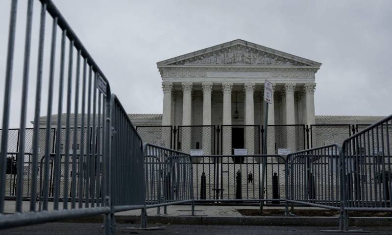 Supreme Court says Americans have right to carry guns in public