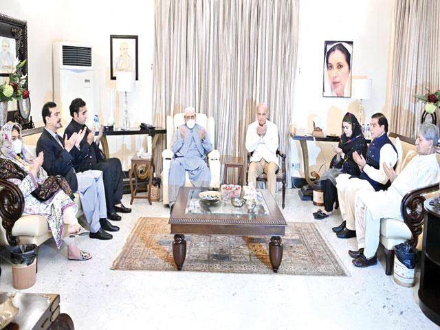 PM reaches Nawabshah, condoles with Zardari