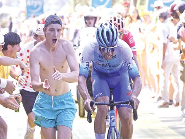 Matthews fights back for Tour stage win, Vingegaard holds off Pogacar