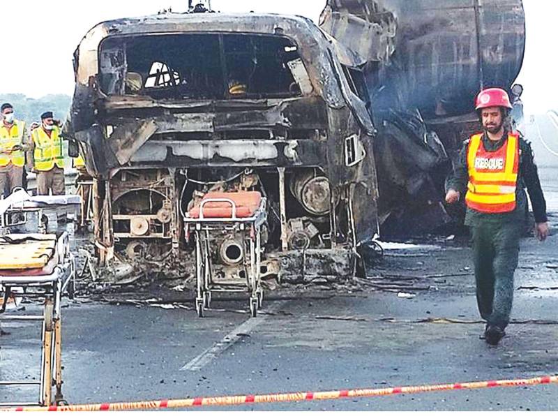 20 burnt alive, six injured as bus hits oil tanker on Multan-Sukkur motorway