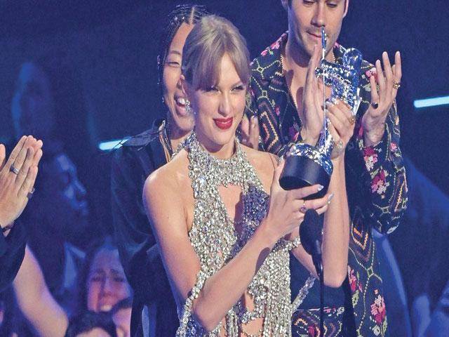 Taylor Swift announces new album as she wins top prize