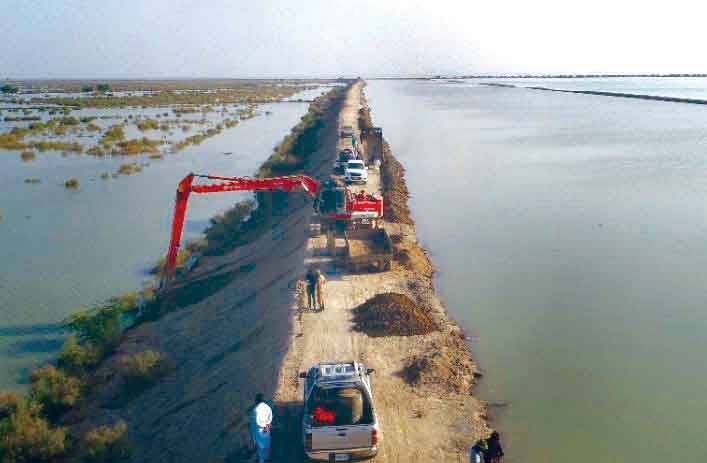 Sindh struggles to save cities as Manchhar Lake bursts its banks