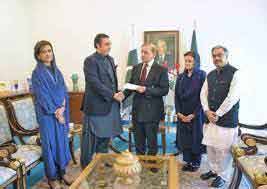 Bilawal presents Rs15m cheque to PM for flood victims