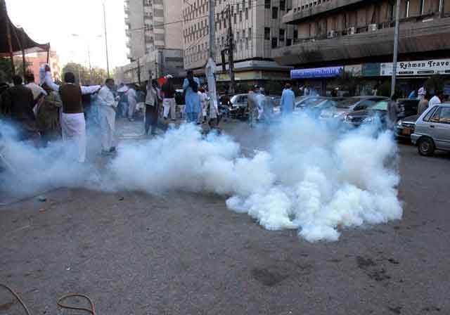 Peshawar Police tear-gas schoolteachers seeking promotions