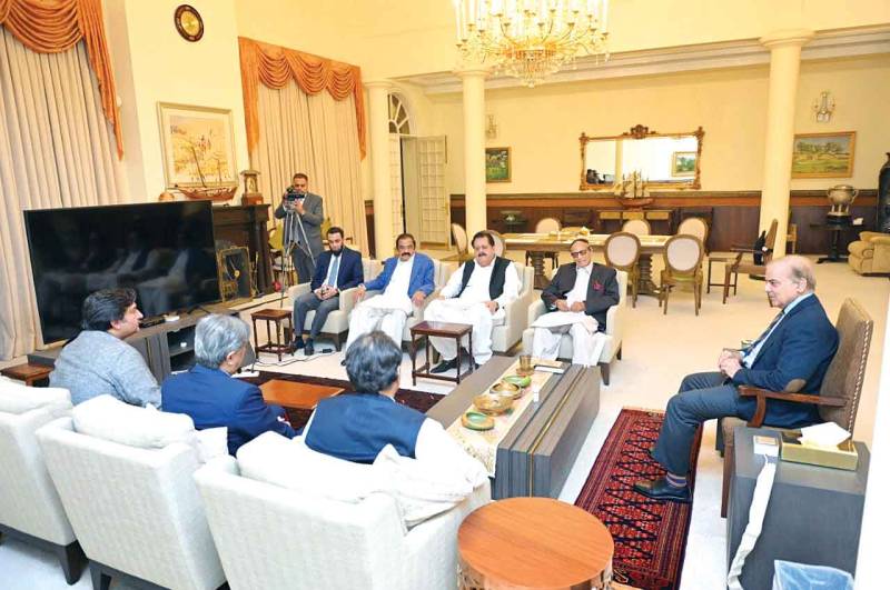 Shujat meets PM, re-assures all support to govt