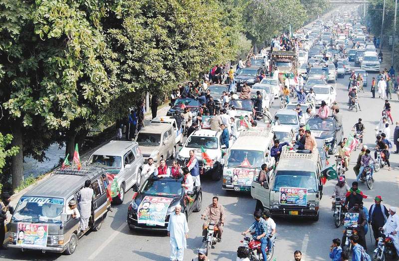 PTI’s protest march kicks off with pomp and show