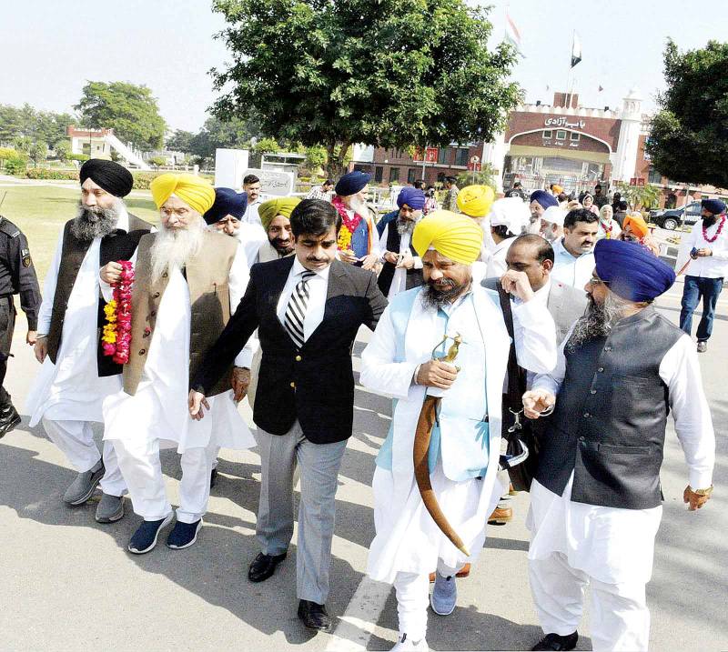 Sikh yatrees from India arrive in Lahore 