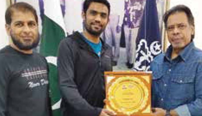 Jahangir Khan honours squash head coach Naveed Alam