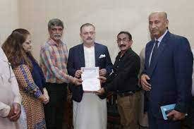 Sindh info minister hands over endowment fund cheques to CPNE, PFUJ