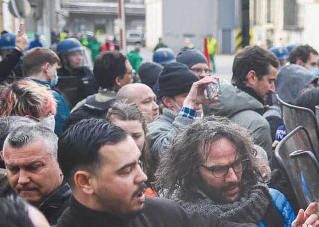 فرانس میں میکرون کی جانب سے پنشن میں اصلاحات لانے کے بعد مظاہروں نے ہلچل مچا دی۔
