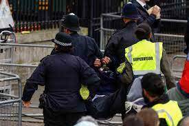 لندن پولیس نے بادشاہ کی تاجپوشی کے دوران درجنوں مظاہرین کو حراست میں لے لیا۔