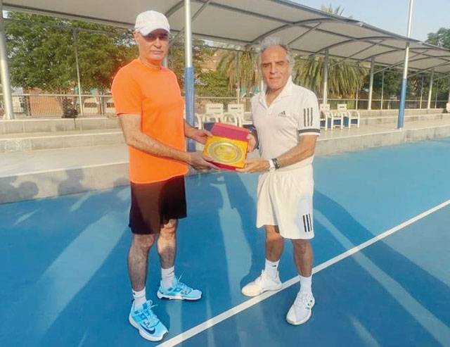 Secretary Sports distributes certificates among participants of tennis camp