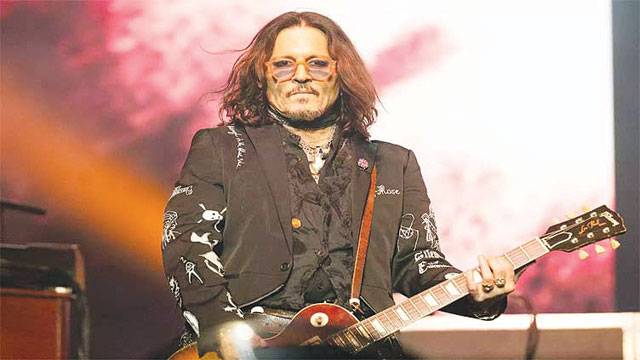 Johnny Depp enthralls fans with powerful performance on stage