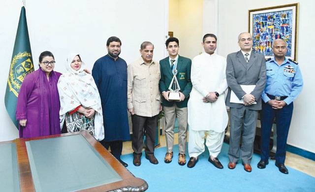 PM honours junior squash champion Hamza khan with Rs10m cash prize
