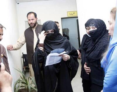 Bushra Bibi meets Imran at Attock jail