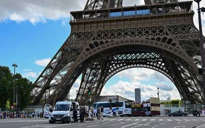 Bomb alert prompts Eiffel Tower evacuation
