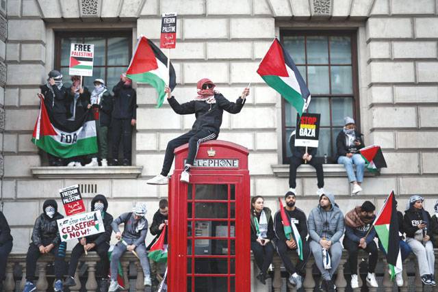 لندن میں فلسطینیوں کے حامی احتجاج میں ہزاروں افراد نے بمباری روکنے کا مطالبہ کیا ہے۔