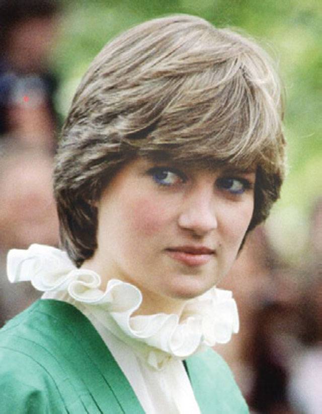 Princess Diana’s iconic engagement blouse may fetch £150k in auction