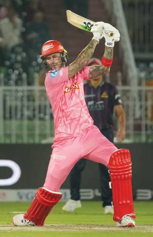 Hales, Shadab shine as Islamabad sink Karachi and roar into playoffs