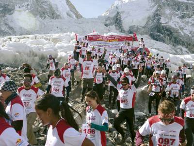 Runners complete gruelling Everest marathon