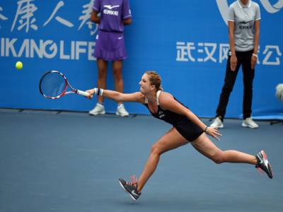 Sharapova crashes, Kvitova through in Wuhan