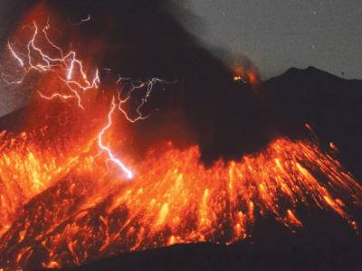 Volcano erupts in Japan