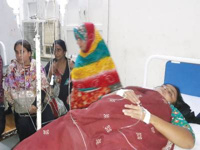 Polio vaccinator shot injured in Larkana