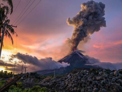 Erupting volcano sparks Philippine tourism boom