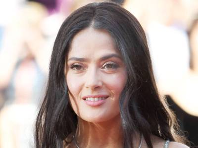 Male Hollywood stars must take pay cuts: Salma