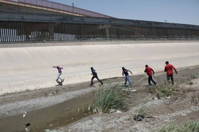 Migrant children describe neglect at Texas border facility