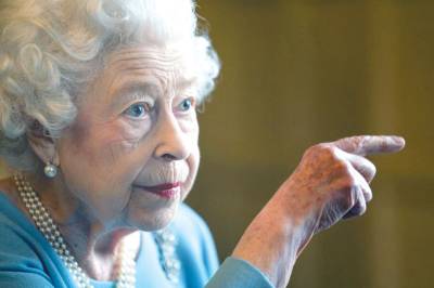 Queen Elizabeth back at work after Covid scare