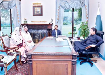 PM continues meetings with MNAs ahead of no-confidence vote