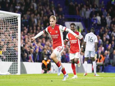 Man City regain lead while Arsenal upset Chelsea