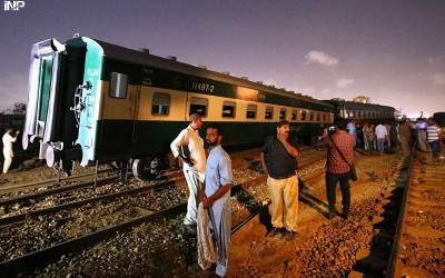 Four coaches of Lahore-bound train derail near Karachi