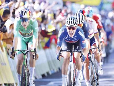 Philipsen wins Tour de France stage 15 as Vingegaard hits the deck