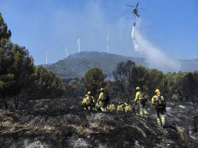 Spain firefighters battle to control huge Valencia wildfire