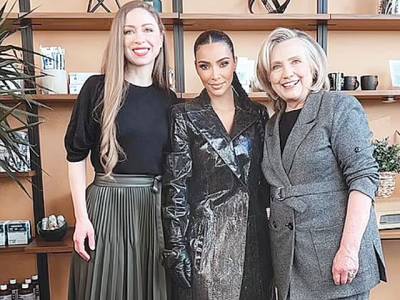 Kim Kardashian poses with Hillary Clinton after she won against her in legal quiz