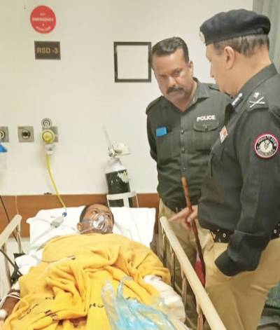 Karachi police chief visits injured policeman